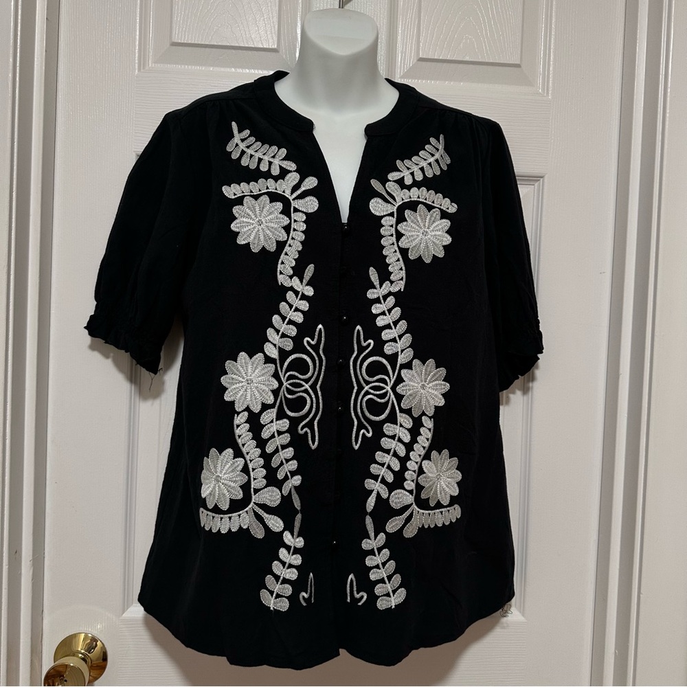BTFBM Women’s Size Large Black Embroidered Tunic Blouse NWT (Missing Button)